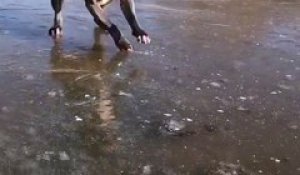 Ce chien adore courir sur ce lac gelé... Grand moment de rigolade
