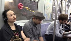 Comment dormir tranquillement dans le métro ?? Accrochez vous !