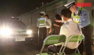 Fixer les feux de route: une punition inédite imaginée par la police chinoise