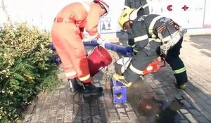 Superbe sauvetage d'un chat coincé dans un tuyau en Chine