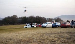 Des jeunes mariés en hélicoptère percutent une ligne électrique.