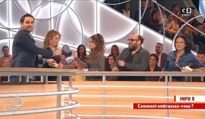 Capucine Anav et Stéphanie Loire s'embrassent de façon... très sexy ! Regardez