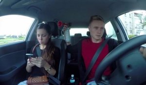 Un jeune fait une blague à sa copine en voiture!