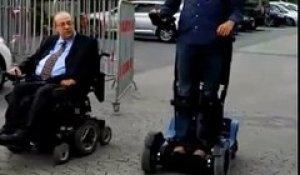 Voici un fauteuil roulant révolutionnaire qui permet aux utilisateurs de se tenir debout