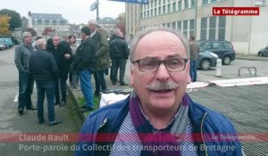 Vannes. Des transporteurs routiers manifestent devant le tribunal