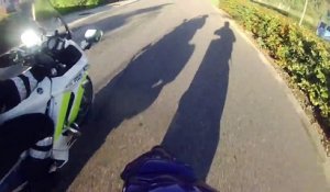 Il échappe deux motos de police avec un scooter