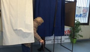 Votes pour les primaires de la droite au bureau de vote Sainte-Croix de Saint-Lô