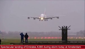 Atterrissage spectaculaire d'un avion lors de la tempête à l'aéroport de Schiphol