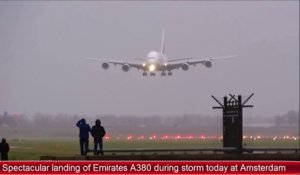 Amsterdam : un atterrissage spectaculaire en pleine tempête