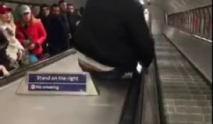 Un homme fait le malin en descendant dans le métro et se paie la honte de sa vie