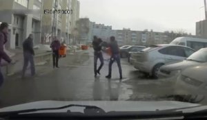 Des jeunes russes essaient d'intimider un automobiliste : mauvaise idée... Il est pas commode le gars