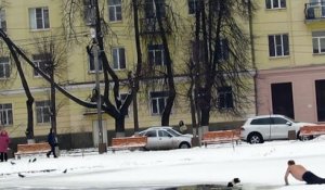 Un homme sauve un chien tombé dans un étang gelé en Russie
