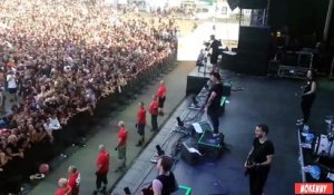 Violent Brave Heart dans un concert de heavy metal. Face à face sanglant