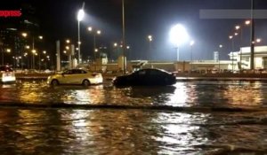Au Qatar, les maisons et les routes sous l'eau après d'importantes inondations