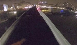 PARIS METRO SURFING 2016 - Ils grimpent sur le toît du métro parisien en marche de nuit !