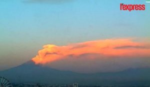 Mexique: la spectaculaire éruption du volcan Popocatepetl