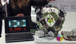 Un robot résout un Rubik's Cube à une vitesse folle. Impressionnant !