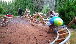 un père construit un roller coaster à ses enfants