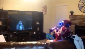 Mamie pète un plomb en jouant à un jeu vidéo en réalité virtuelle bien flippant!