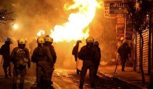 Athènes : des jeunes manifestants affrontent la police