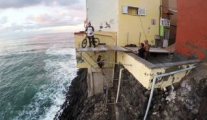 Préparation d'un saut dans la mer en BMX - Danny MacAskill