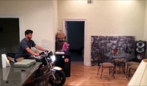 Faire de la moto dans son salon... Pas bien!!!