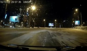 Drift d'un bus sur la neige en Russie
