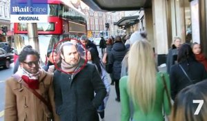 Elle se promène le torse nu dans les rues de Londres, mais regardez la réaction des passants. Étonnant !