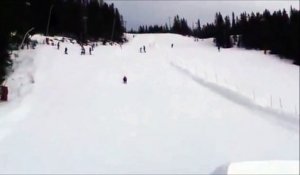 Ce skieur se prend une gamelle énorme sur un tremplin... Il a voulu faire quoi???