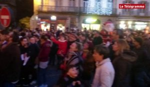 Morlaix. Le Père Noël descend le viaduc en rappel