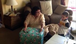 Un petit garçon fait une surprise à sa grand mère pour Noël !