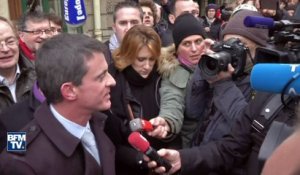Manuel Valls enfariné: "Ce sont les joies de la campagne", plaisante-t-il