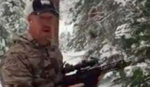 Un homme coupe son sapin de Noël à l'aide d'un fusil-mitrailleur !