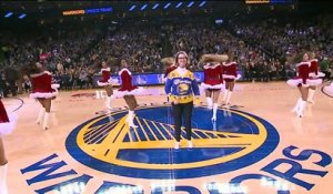 Une mère de famille danse aux côté des Cheerleaders pour un match de la NBA