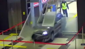 Une voiture sème la panique dans un aéroport