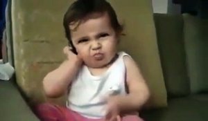 Un bébé trop mignon imite sa maman au téléphone !