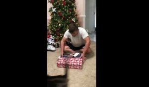 un homme qui a la PS4 en cadeau de noël se fait défoncer par un chat