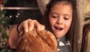 Des petites filles reçoivent un ours en peluche avec la voix de leur papy décédé