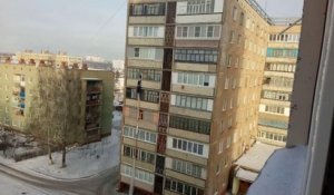Un Russe s'échappe du 6e étage à l'aide de draps noués