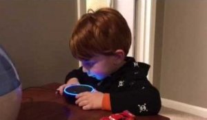 Un enfant fait une demande à Alexa