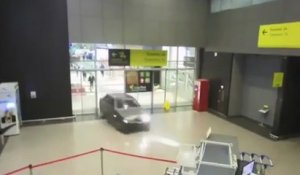 Un homme drogué pénètre avec sa voiture dans un aéroport
