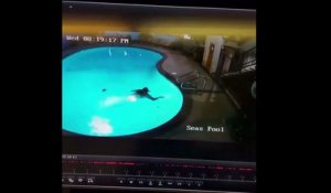8Booth saute dans une piscine et se rate