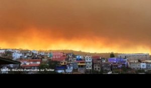 Les spectaculaires images d'un gigantesque incendie de forêt au Chili