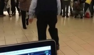 Ce couple âgé impressionne toutes les personnes du centre commercial. Des pas de danse endiablés !
