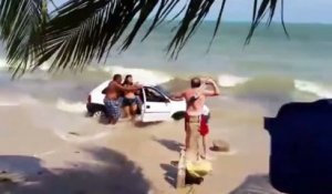 Un homme balance une pierre contre le pare-brise d’une voiture qui roule sur la plage !