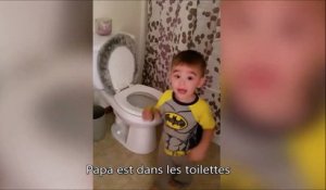 Quand tu fais croire à ton fils que tu es coincé dans les toilettes