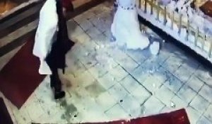 Instant Karma pour cette femme qui s'en prend sans raison à un bonhomme de neige sans défense