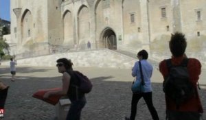 Avignon / Happening des intermittents sur les places de l'Horloge et du Palais des...