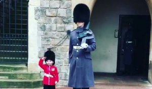 Mini garde royale en photo avec un vrai garde