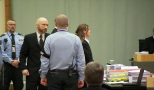 Norvège: Breivik fait un salut nazi au 1er jour du procès